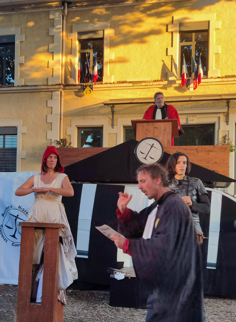 Théâtre de rue : Descendre de Jeanne par la Cie Colegram