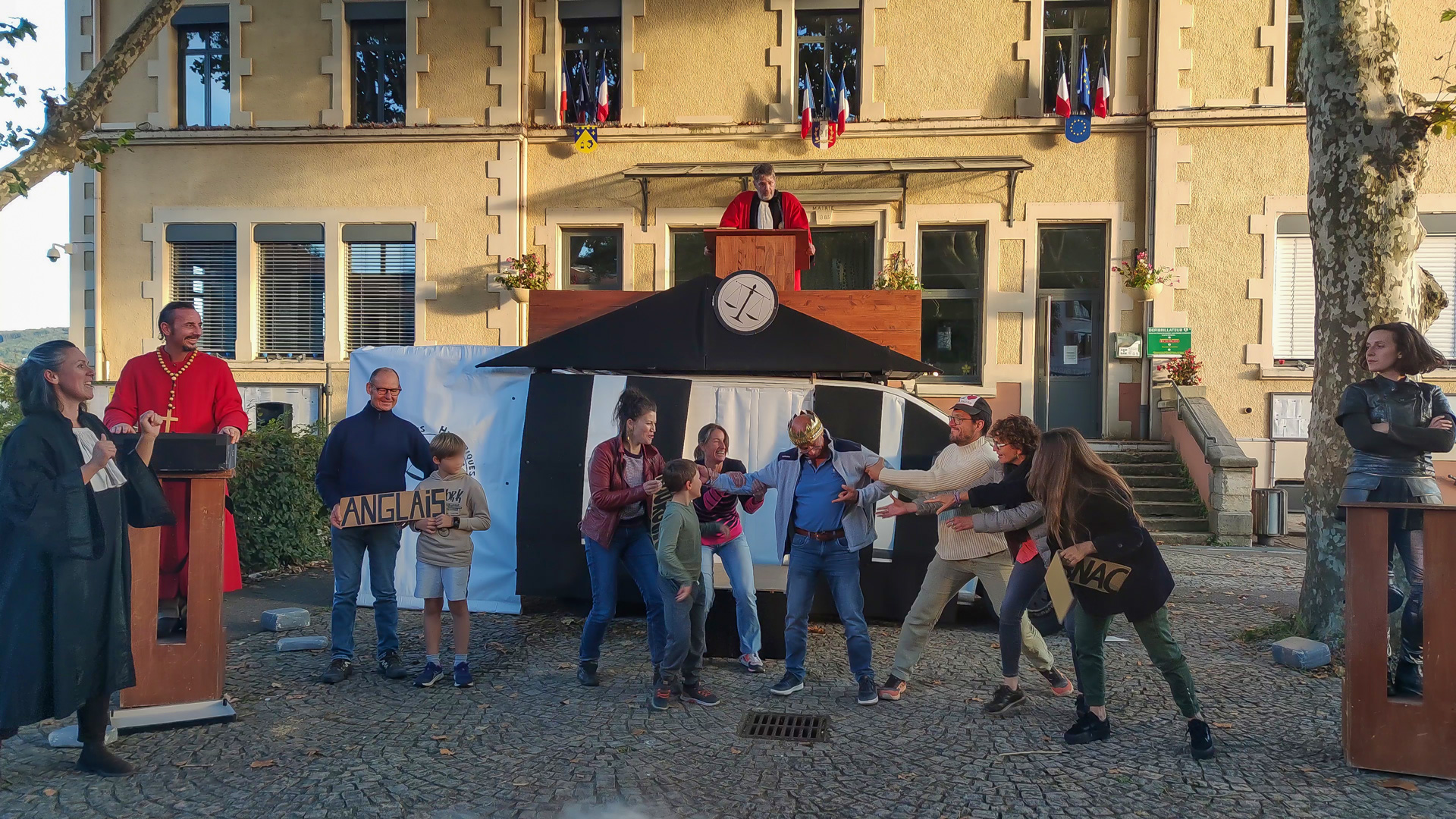 Théâtre de rue : Descendre de Jeanne par la Cie Colegram