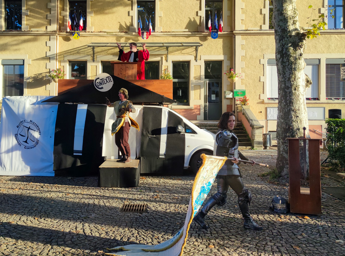 Théâtre de rue : Descendre de Jeanne par la Cie Colegram