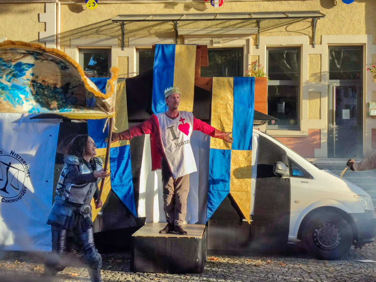 Théâtre de rue : Descendre de Jeanne par la Cie Colegram