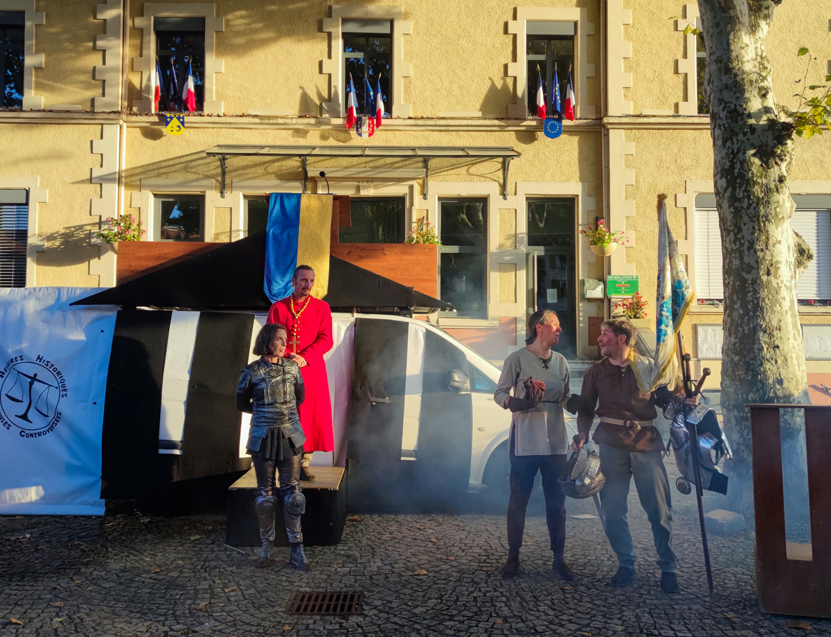 Théâtre de rue : Descendre de Jeanne par la Cie Colegram