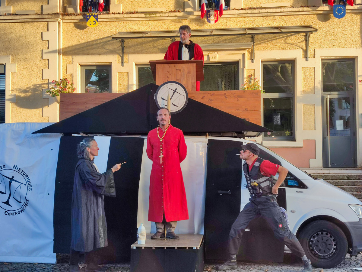 Théâtre de rue : Descendre de Jeanne par la Cie Colegram